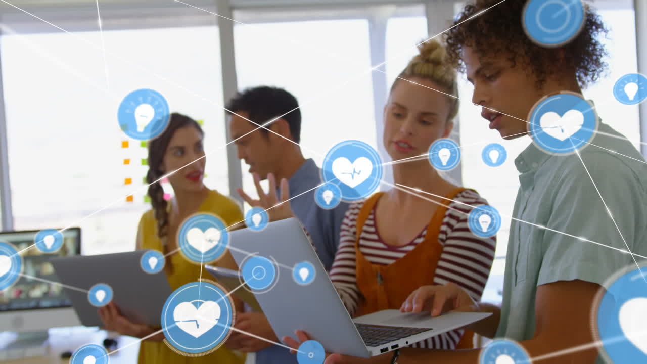 animación de una red de iconos de perfil sobre un hombre y una mujer diversos discutiendo en una computadora portátil en la oficina.