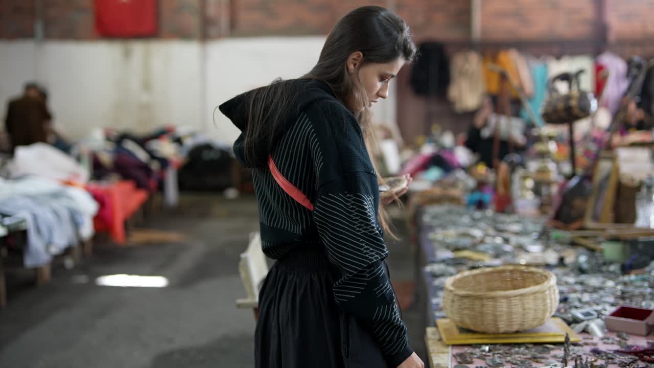 mujer comprando en un mercado de pulgas