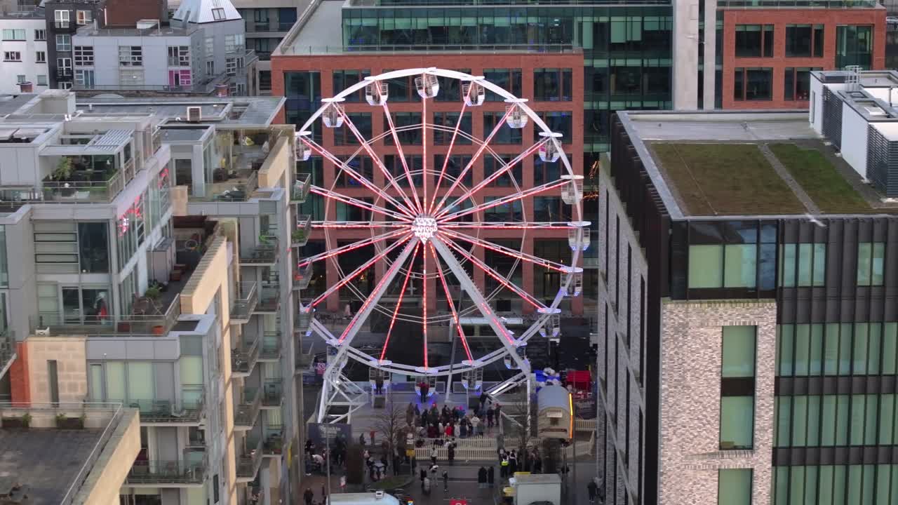 Filmato aereo cinematografico 4K del mercato natalizio di Smithfield, Dublino_06