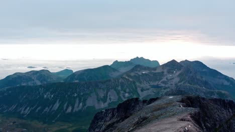 Vista-Aérea-Panorámica-De-La-Caminata-De-Montaña-En-Kvænan,-Flakstadvag-En-La-Isla-Senja,-Noruega