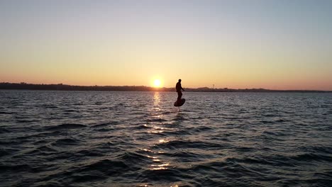 E-Foil-Bootsfahrt-Bei-Sonnenuntergang-Auf-Dem-Wasser-1