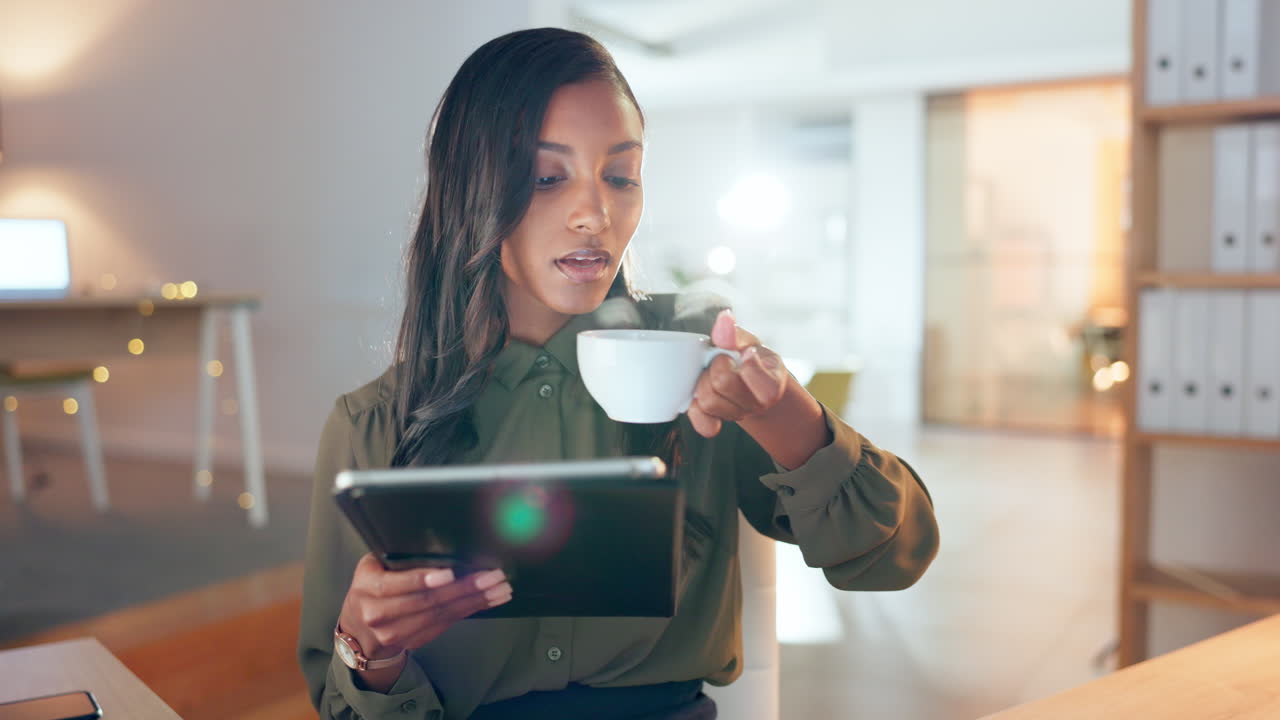 Donna d'affari, tablet e che beve caffè