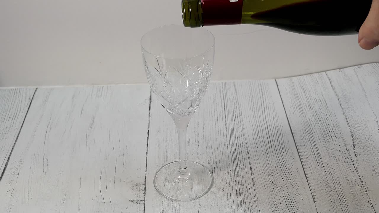 병에서 쏟아지는 레드 와인