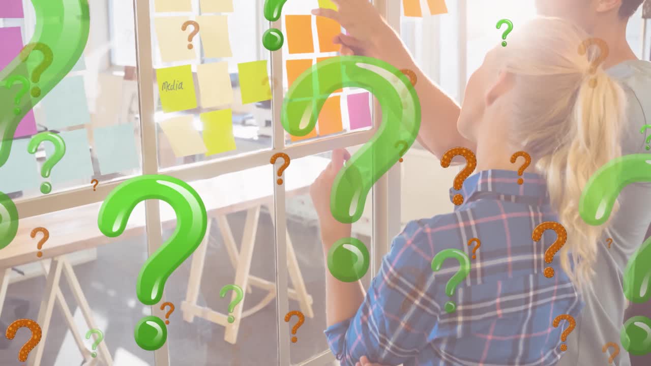 메모 메모를 보는 사업가들 위에 초록색과 빨간색 질문표의 애니메이션