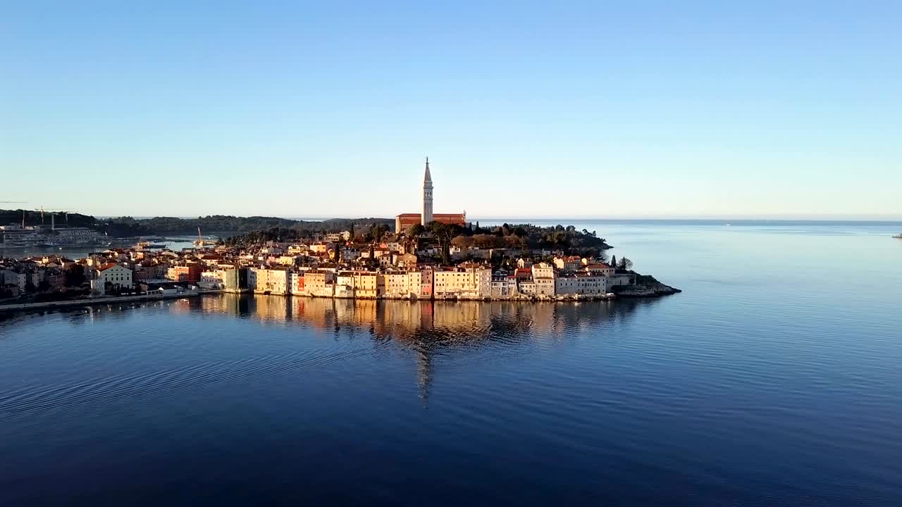 고대 도시 로빈지의 공중 파노라마, 바다에 반사된 모습. - 이스트리아, 크로아티아