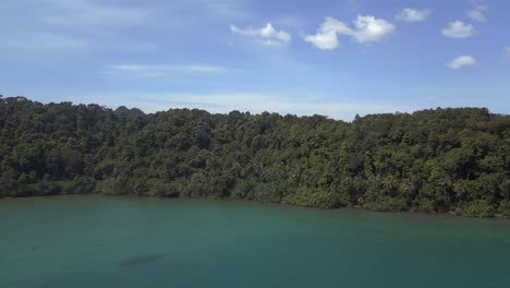 Laguna-De-La-Bahía-Con-Montañas-De-Playa-Densamente-Arboladas