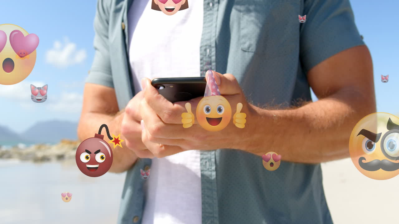 밖에서 스마트폰을 사용하는 백인 남자의 중간 부분에 이모티콘의 애니메이션