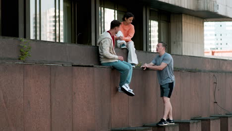 Freunde-Sitzen-Auf-Der-Straße