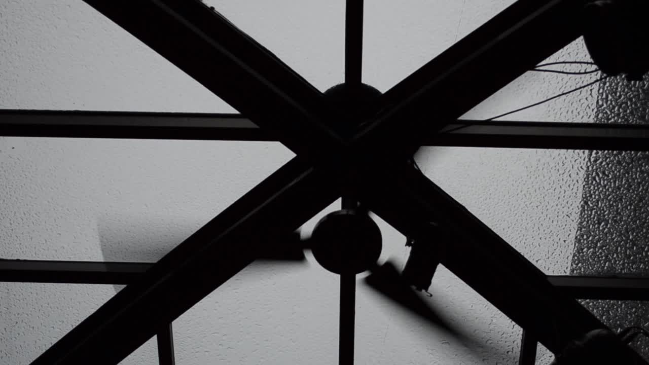 Design di un tetto, soffitto e ventilatore. Scatto in estate, di sera.