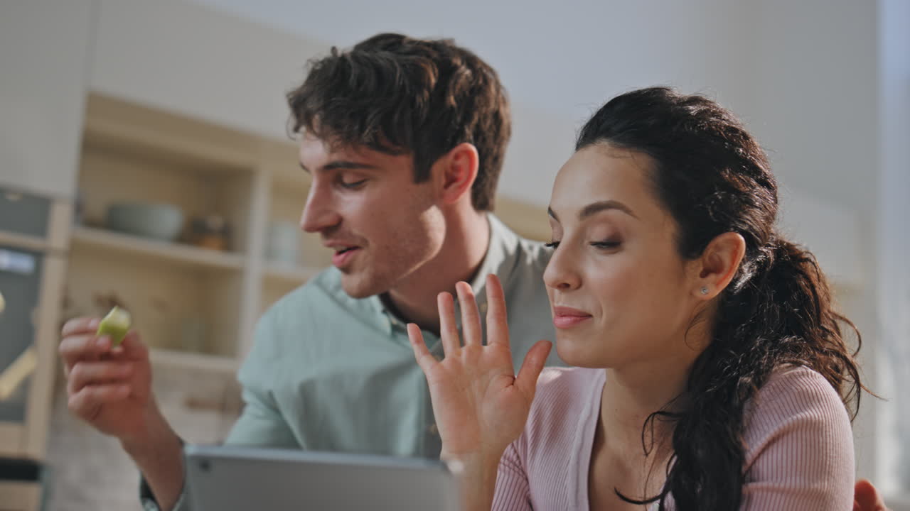 cónyuges alegres riendo llamadas de video en casa en primer plano. pareja despidiéndose