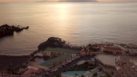 elegante complejo hotelero de lujo con piscina en la pintoresca costa de la isla de tenerife españa durante la puesta de sol de verano