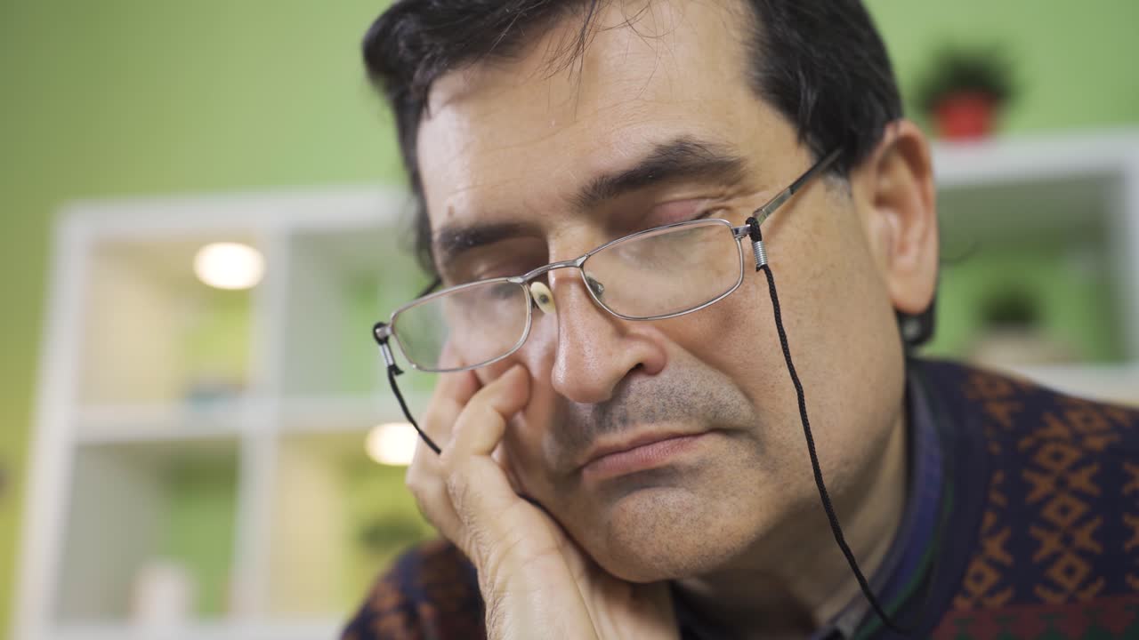 primer plano de un hombre maduro emocional y triste.