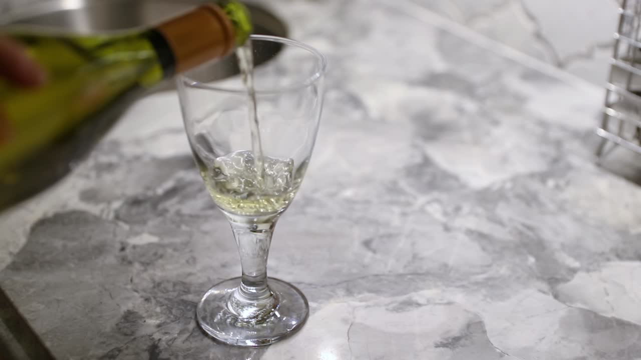 Vino che viene versato in un bicchiere da vino al rallentatore.