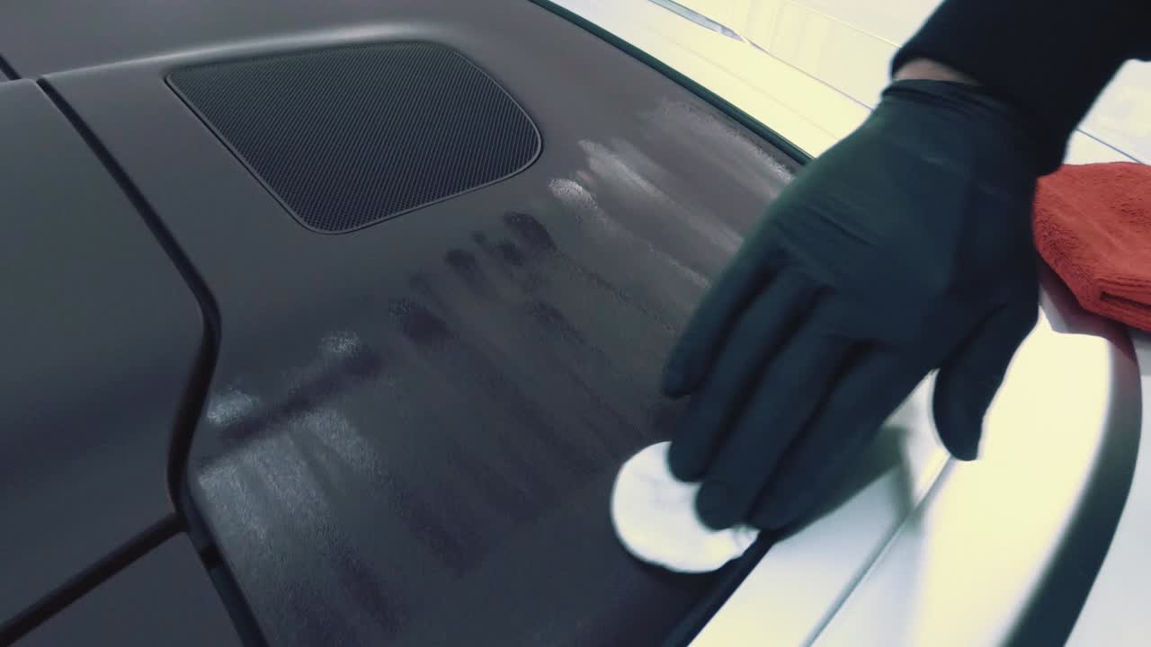 limpieza de piezas de plástico en coche