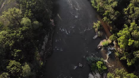 un disparo de avión no tripulado del río que se ralentiza moviéndose río abajo