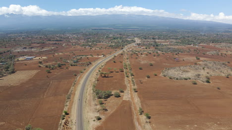 Antenne-Einer-Einzigen-Straße-Durch-Eine-Wunderschöne-Kenianische-Landschaft