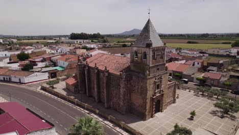 vista aérea orbitando el vecindario de la iglesia de torremayor con edificios de techo rojo suburbanos en la provincia de badajoz