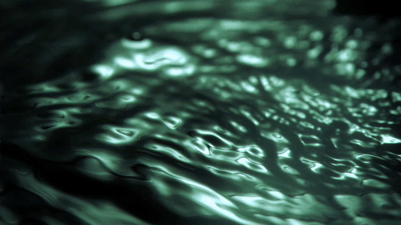 Luce verde al super rallentatore che si riflette nell'acqua