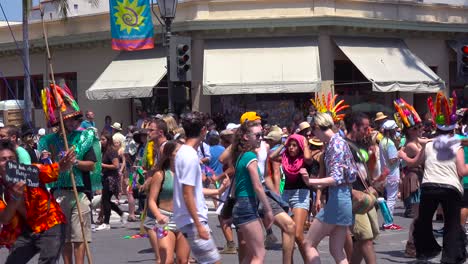 Hippies-Bailan-En-La-Calle-Durante-Un-Festival-Callejero-En-Santa-Bárbara,-California-1