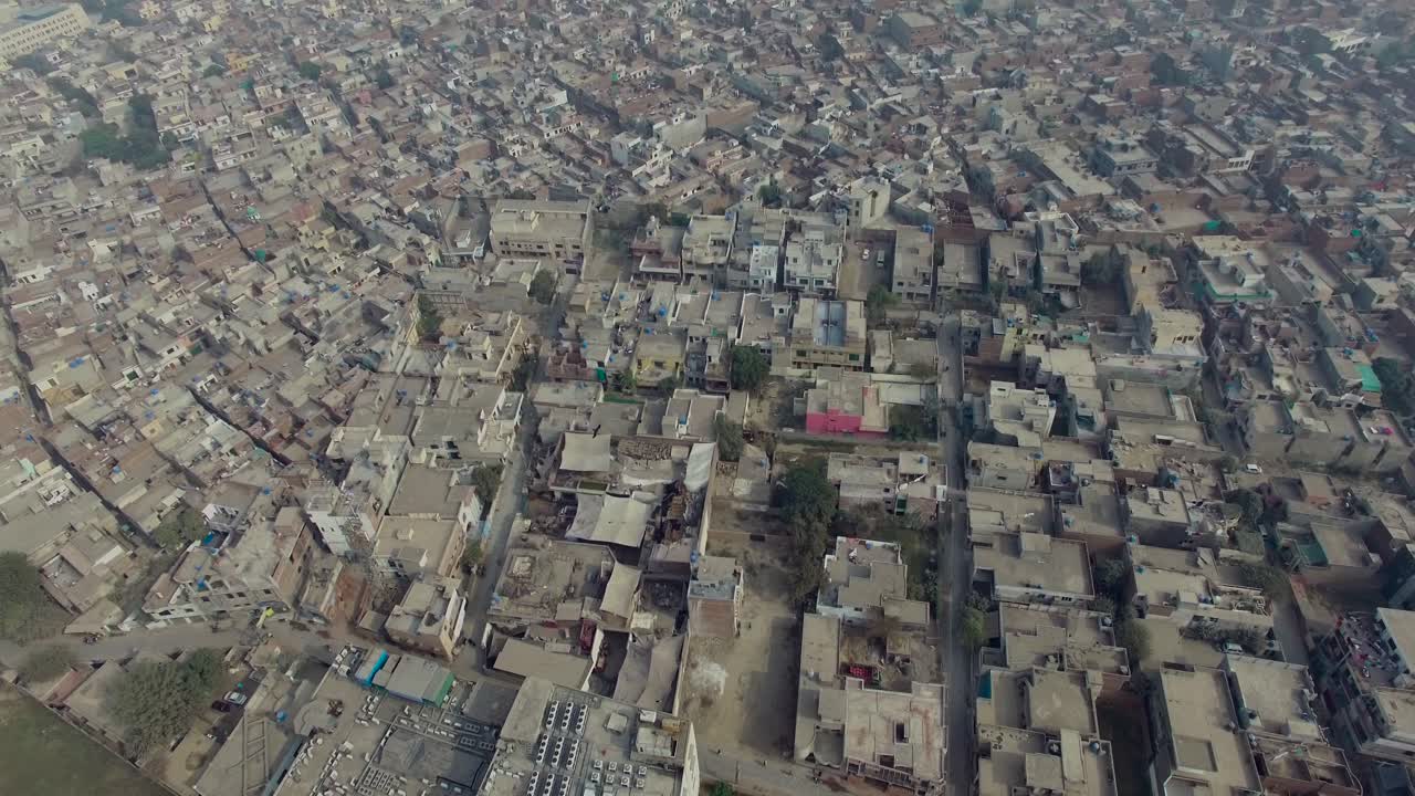 bombay, india, vista aérea inclinada hacia abajo de la ciudad, centrándose en la carretera, niebla en la vista de la ciudad