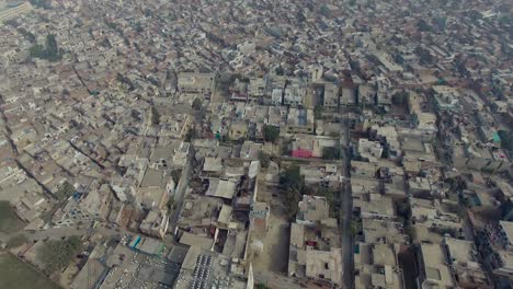 bombay, india, vista aérea inclinada hacia abajo de la ciudad, centrándose en la carretera, niebla en la vista de la ciudad