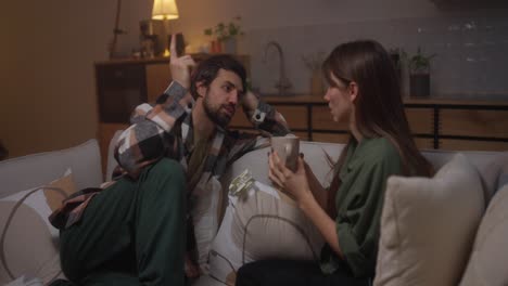 pareja teniendo una conversación en casa