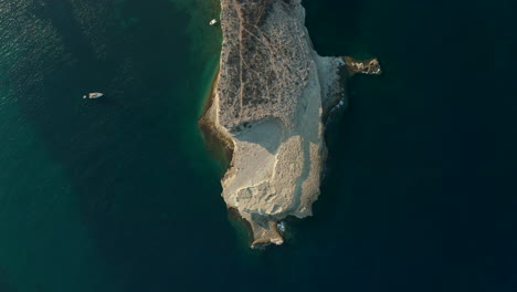 Promontorio-Mediterráneo-De-La-Isla-De-Malta-A-La-Luz-Del-Atardecer-Con-Agua-Azul-Turquesa,-Vista-Aérea-De-Pájaros-Desde-Arriba-Hacia-Abajo-Desde-Arriba