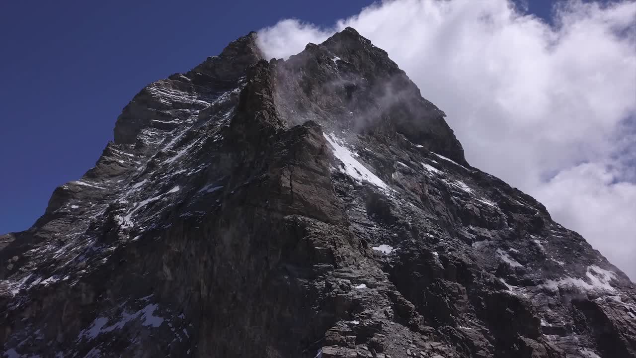 vista aérea ascendente desde un dron con vista al pico del matterhorn