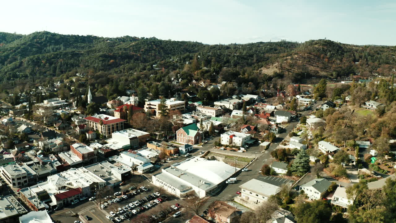 toma de drones del centro de sonora, california en el condado de tuolumne