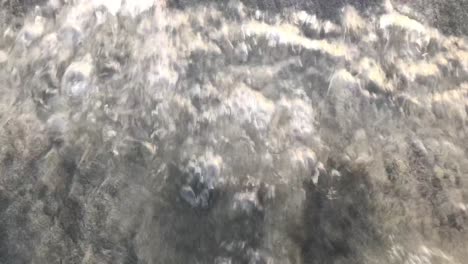 depósitos minerales negros en la orilla arenosa en 4k