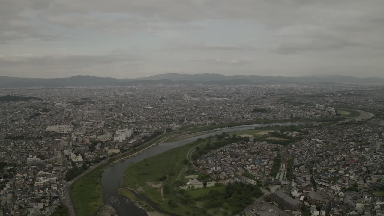 toma aérea de kyoto con drones al atardecer cerca de un río, japón, asia