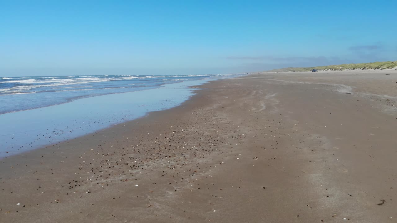 volando sobre la playa de løkken, dinamarca. imágenes de drones de 4k