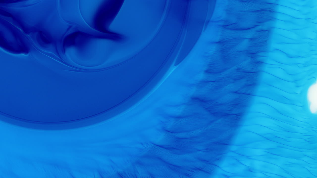 하 배경에 있는 파란색 동심 원과 물 원 모양의 가운 잉크와 색 배경의 니