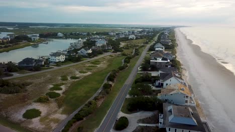 Amanecer-Temprano-En-La-Mañana-Sobrevuelo-De-Drones-De-La-Calle-Y-La-Playa-En-El-Puerto-Interior-De-La-Isla-Figura-Ocho-En-Wilmington,-Carolina-Del-Norte