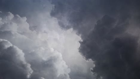 nubes cumulonimbus oscuras en el cielo
