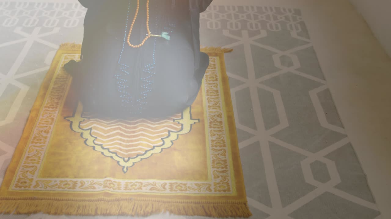 헤자브를 입은 아시아 여성이 구름 위에서 집에서 기도하는 애니메이션