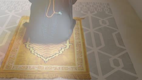 animación de mujer asiática en hijab orando en casa sobre las nubes