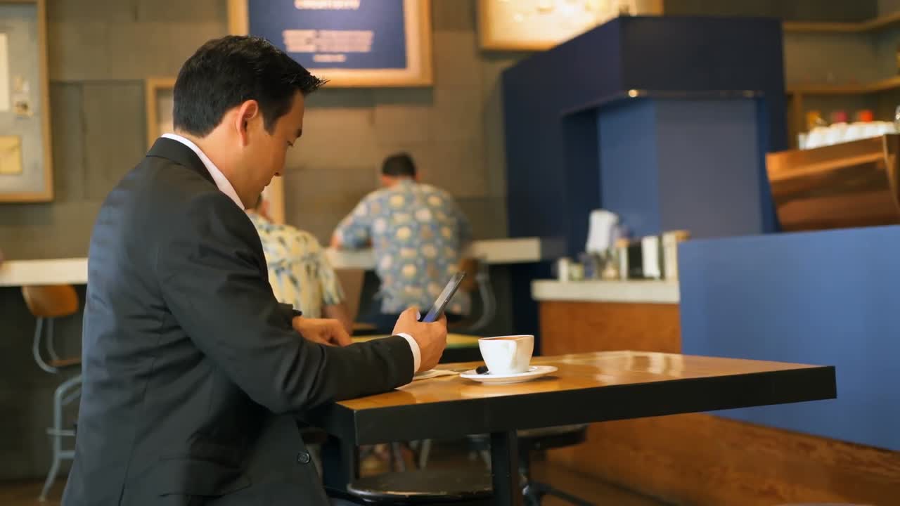 휴대 전화 4k를 사용하는 동안 음식을 먹는 사업가