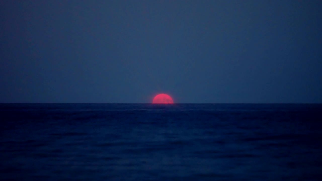 바다 위의 보름달 4k