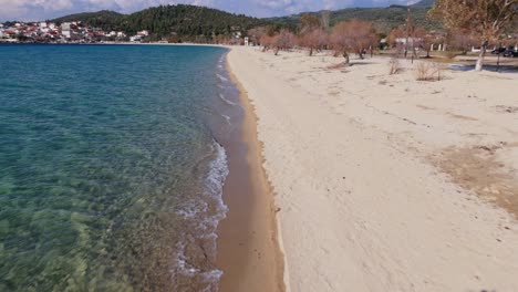 Erstaunlich-Kristallklares-Meerwasser-In-Neu-Marmaras,-Chalkidiki,-Griechenland