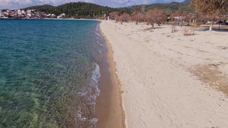 increíble agua de mar cristalina en el nuevo marmaras chalkidiki grecia