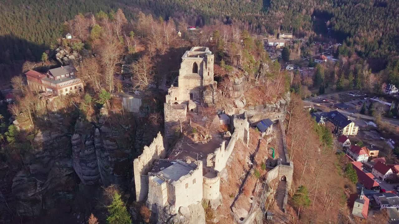 vista aérea de las ruinas de un antiguo castillo, en alemania, kurort oybin