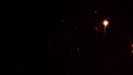 hermosa exhibición de trabajo de fuego colorido por la noche para la celebración en el festival