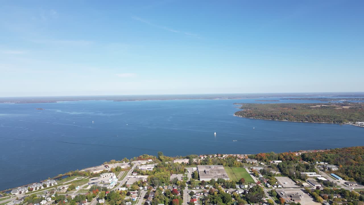 列車は緑の木々を追跡しますドローンショット