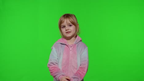 Niña-Con-Pijama-De-Disfraz-De-Unicornio-Grabando-Mensajes-De-Vídeo-Hablando-Por-Cámara-Web,-Haciendo-Llamadas-En-Línea