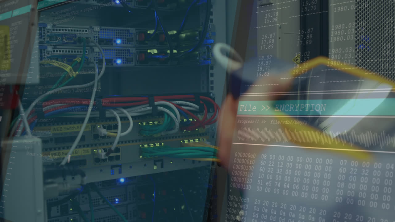 animación del procesamiento de datos en pantallas de computadora sobre el servidor de computadora de control de hombre