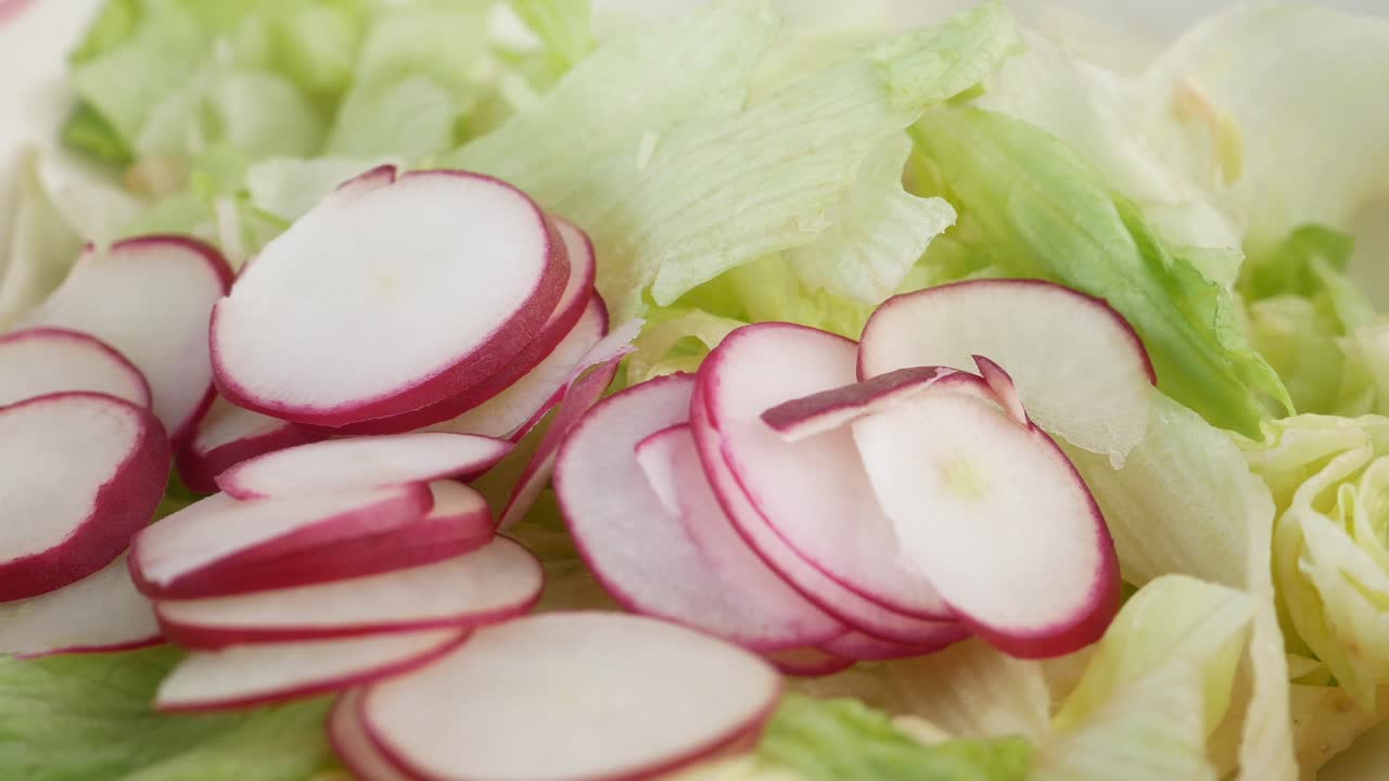 ensalada fresca con rábanos y lechuga