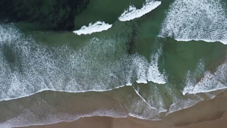 Las-Olas-En-La-Playa-De-La-Palue-En-Bretaña-En-Francia,-Filmadas-Con-El-Dron-Desde-Arriba