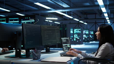 amministratore di sistema che sovrintende al centro dati utilizzando un computer a schermo verde