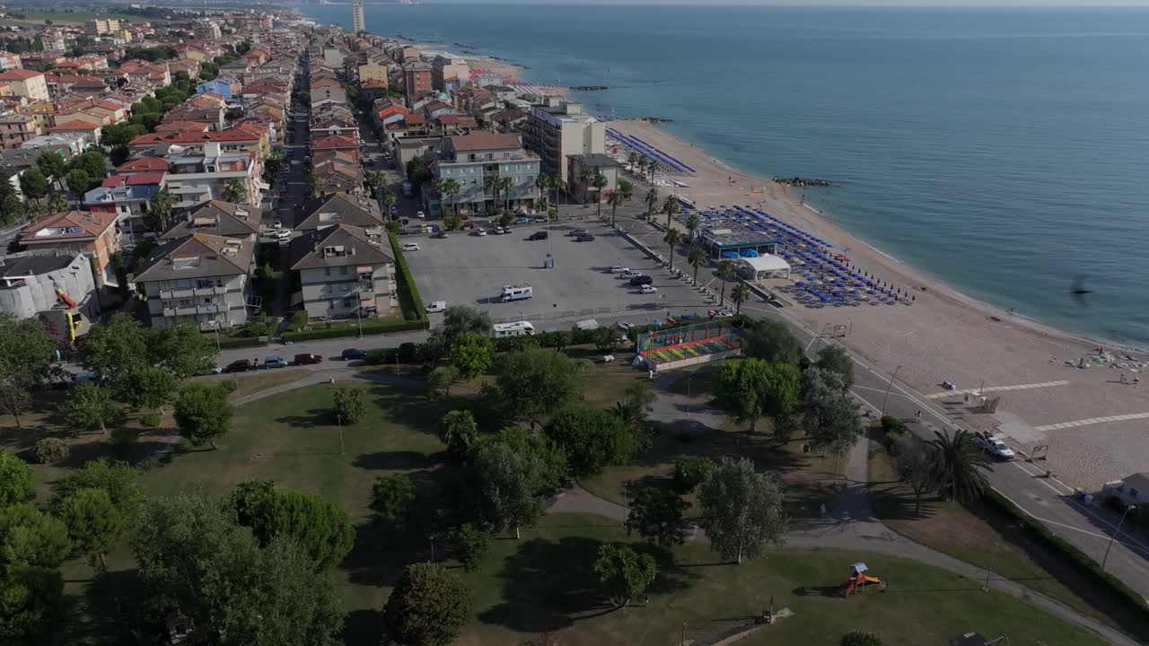 parco europa y más allá al popular destino de vacaciones de verano de porto recanati en el verano que se acerca al anochecer